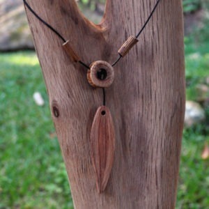 Leaf shaped pendant necklace